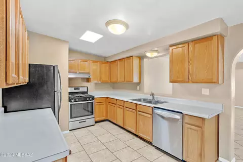 Kitchen - 3738 E Dover Stra, Tucson, AZ 85706 photo 2 of 3