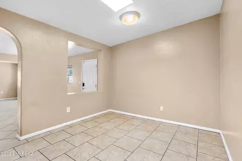 Dining - 3738 E Dover Stra, Tucson, AZ 85706 photo 2 of 2