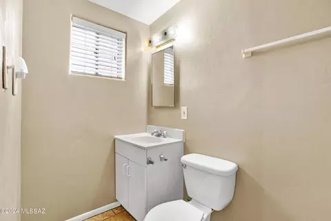 Bath - 3738 E Dover Stra, Tucson, AZ 85706 photo 2 of 4