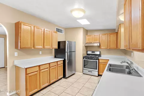 Kitchen - 3738 E Dover Stra, Tucson, AZ 85706 photo 3 of 3