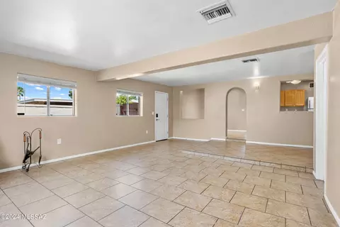 Living - 3738 E Dover Stra, Tucson, AZ 85706 photo 4 of 7
