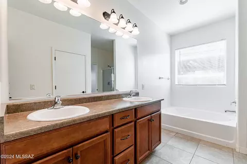 Bath - 12288 E Calle Riobamba, Vail, AZ 85641 photo 2 of 4
