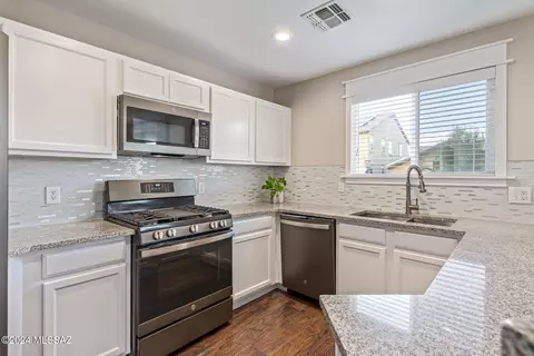 Kitchen - 17084 S Mesa Shadows Dr, Vail, AZ 85641 photo 2 of 3