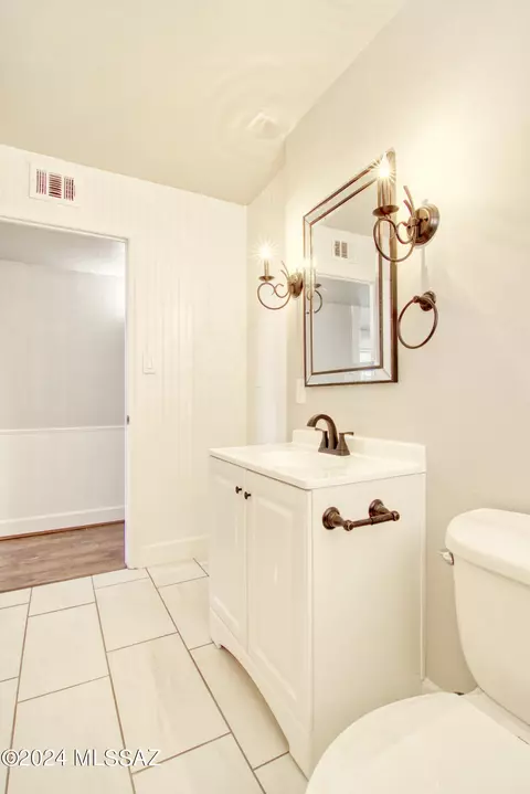 Bath - 3533 E 27th St, Tucson, AZ 85713 photo 3 of 6