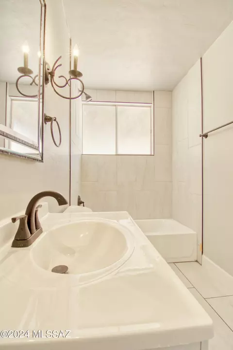 Bath - 3533 E 27th St, Tucson, AZ 85713 photo 2 of 6
