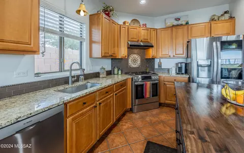 Kitchen - 17557 S Garden Sage Loop, Vail, AZ 85641 photo 3 of 4