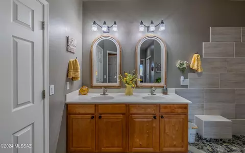 Bath - 17557 S Garden Sage Loop, Vail, AZ 85641 photo 2 of 4