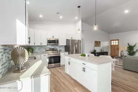 Kitchen - 63842 E Via De Desconso, Tucson, AZ 85739 photo 2 of 4