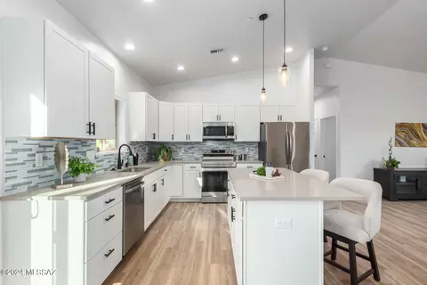 Kitchen - 63842 E Via De Desconso, Tucson, AZ 85739 photo 4 of 4