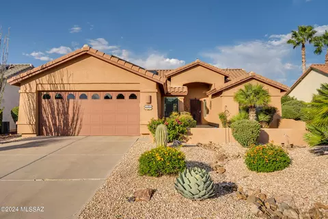 2051 E Desert Fox Dr, Green Valley, AZ 85614