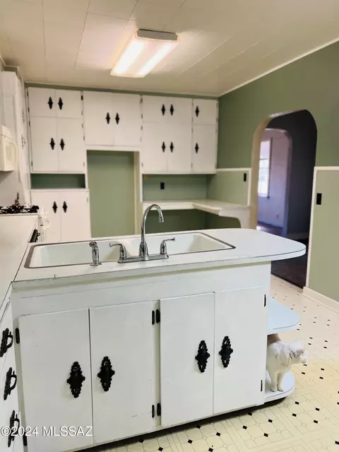 Kitchen - 172 S Austin Blvd, Willcox, AZ 85643 photo 6 of 7