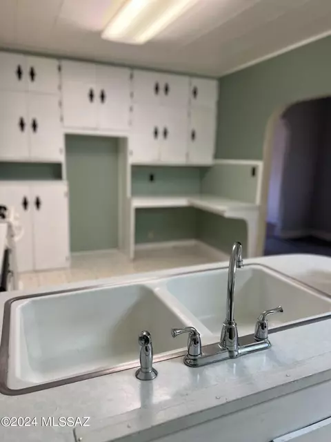 Kitchen - 172 S Austin Blvd, Willcox, AZ 85643 photo 5 of 7