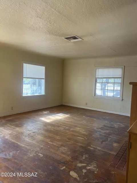 Living - 172 S Austin Blvd, Willcox, AZ 85643 photo 3 of 4