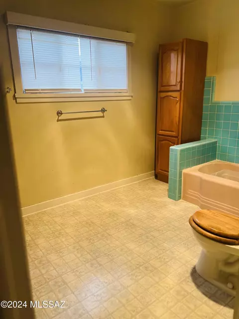 Bath - 172 S Austin Blvd, Willcox, AZ 85643 photo 1 of 9