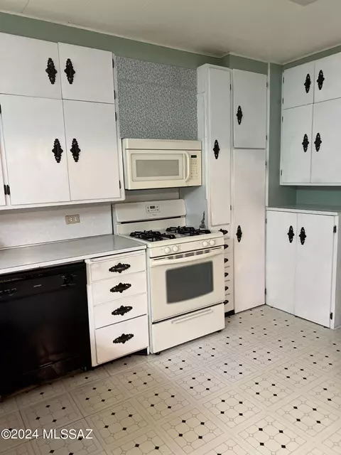 Kitchen - 172 S Austin Blvd, Willcox, AZ 85643 photo 2 of 7