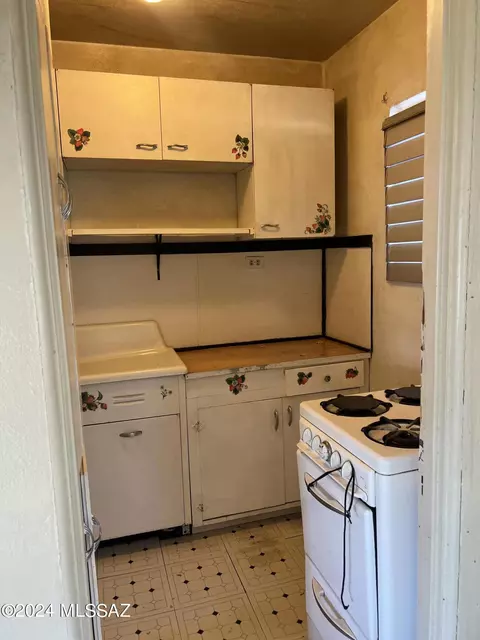 Kitchen - 172 S Austin Blvd, Willcox, AZ 85643 photo 7 of 7