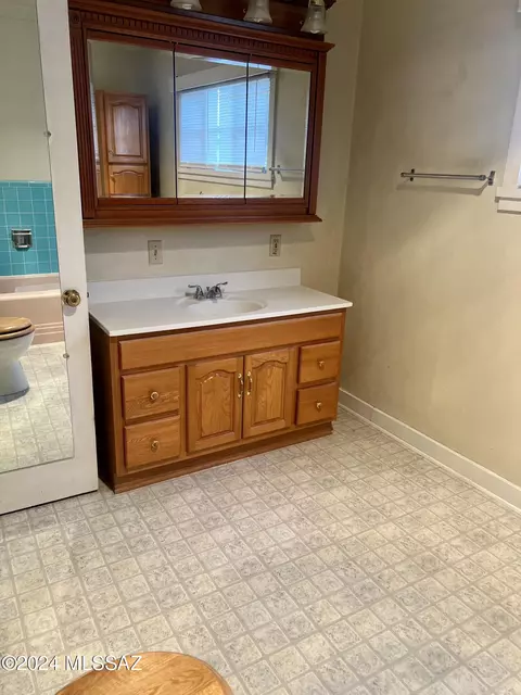 Bath - 172 S Austin Blvd, Willcox, AZ 85643 photo 4 of 9