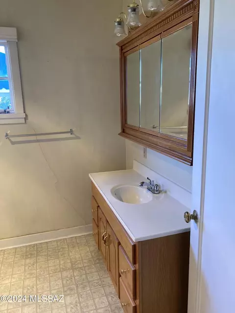 Bath - 172 S Austin Blvd, Willcox, AZ 85643 photo 6 of 9