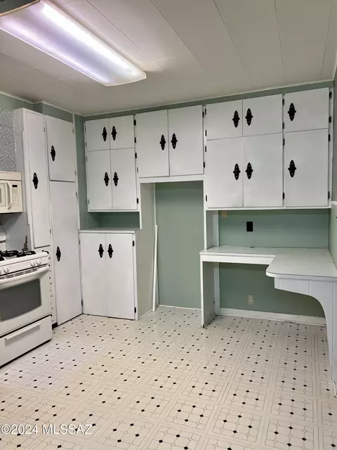 Kitchen - 172 S Austin Blvd, Willcox, AZ 85643 photo 3 of 7