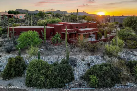 1933 N Whispering Bells Dr, Tucson, AZ 85745