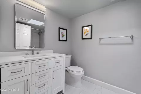 Bath - 1685 E Deer Shadow Ln, Oro Valley, AZ 85737 photo 3 of 4