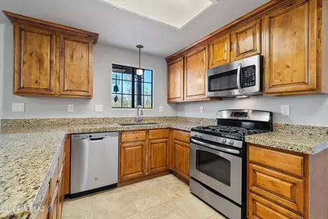 Kitchen - 1685 E Deer Shadow Ln, Oro Valley, AZ 85737 photo 4 of 5
