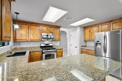 Kitchen - 1685 E Deer Shadow Ln, Oro Valley, AZ 85737 photo 3 of 5