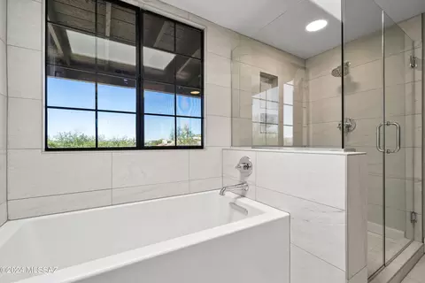 Bath - 1685 E Deer Shadow Ln, Oro Valley, AZ 85737 photo 2 of 4
