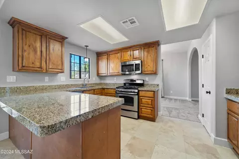 Kitchen - 1685 E Deer Shadow Ln, Oro Valley, AZ 85737 photo 2 of 5