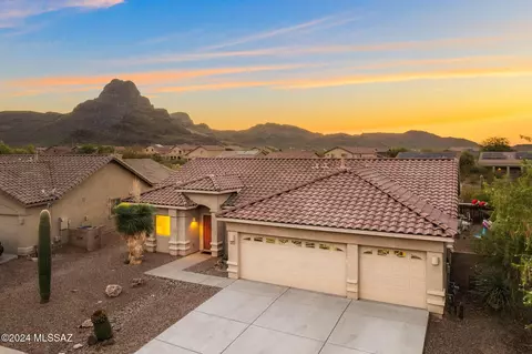 8009 N Higgins Feather Dr, Tucson, AZ 85743