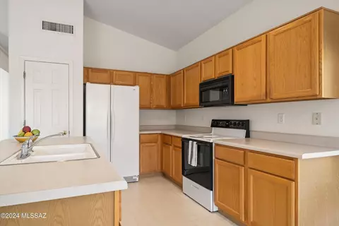 Kitchen - 9820 E Cisco Ct, Tucson, AZ 85748 photo 3 of 4