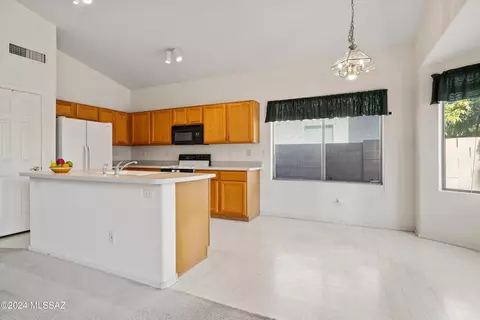 Kitchen - 9820 E Cisco Ct, Tucson, AZ 85748 photo 4 of 4