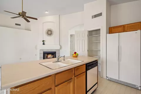 Kitchen - 9820 E Cisco Ct, Tucson, AZ 85748 photo 2 of 4