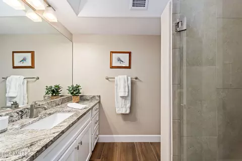 Bath - 3732 E Windy Point Dr, Tucson, AZ 85718 photo 3 of 5