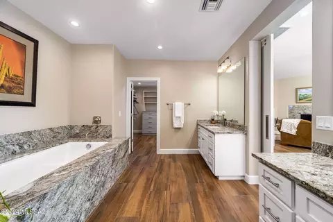 Bath - 3732 E Windy Point Dr, Tucson, AZ 85718 photo 2 of 5