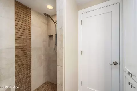Bath - 3732 E Windy Point Dr, Tucson, AZ 85718 photo 4 of 5