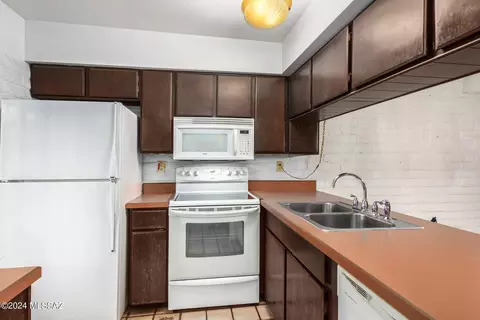 Kitchen - 7752 E Kenyon Dr, Tucson, AZ 85710 photo 2 of 3