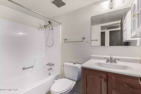 Bath - 7752 E Kenyon Dr, Tucson, AZ 85710 photo 2 of 2