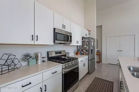 Kitchen - 13280 E Cloudy Heights Pl, Vail, AZ 85641 photo 5 of 9