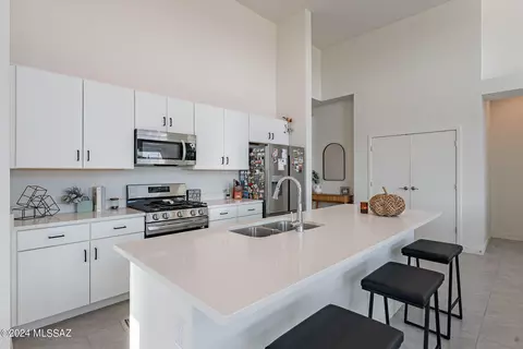 Kitchen - 13280 E Cloudy Heights Pl, Vail, AZ 85641 photo 4 of 9