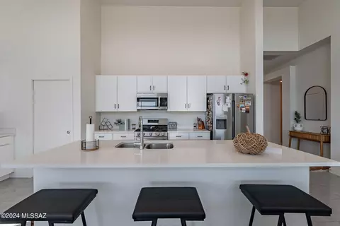 Kitchen - 13280 E Cloudy Heights Pl, Vail, AZ 85641 photo 3 of 9