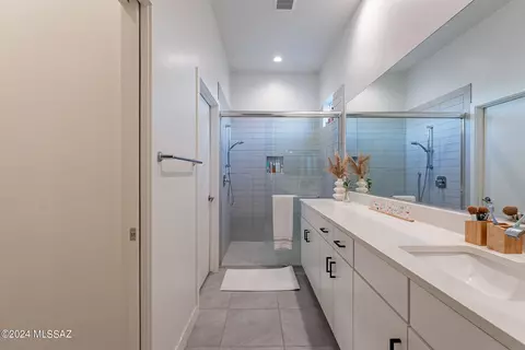 Bath - 13280 E Cloudy Heights Pl, Vail, AZ 85641 photo 2 of 5