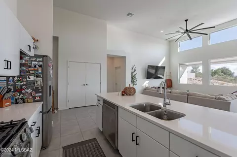 Kitchen - 13280 E Cloudy Heights Pl, Vail, AZ 85641 photo 6 of 9