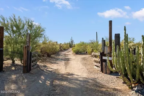 12120 W Saguaro Park Ln, Tucson, AZ 85743