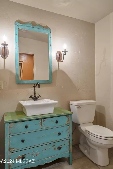 Bath - 4645 E Coachlight Ln, Tucson, AZ 85718 photo 1 of 4