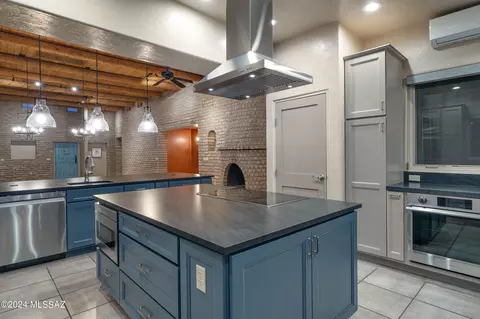 Kitchen - 4645 E Coachlight Ln, Tucson, AZ 85718 photo 4 of 5