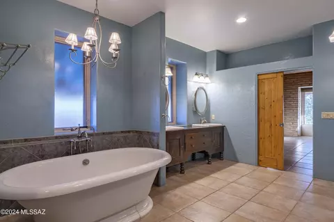 Bath - 4645 E Coachlight Ln, Tucson, AZ 85718 photo 3 of 4