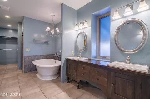 Bath - 4645 E Coachlight Ln, Tucson, AZ 85718 photo 2 of 4