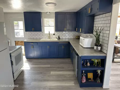 Kitchen - 1128 E Hedrick Dr, Tucson, AZ 85719 photo 2 of 5