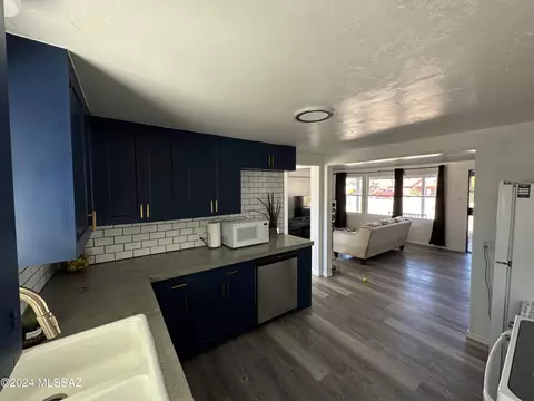 Kitchen - 1128 E Hedrick Dr, Tucson, AZ 85719 photo 4 of 5